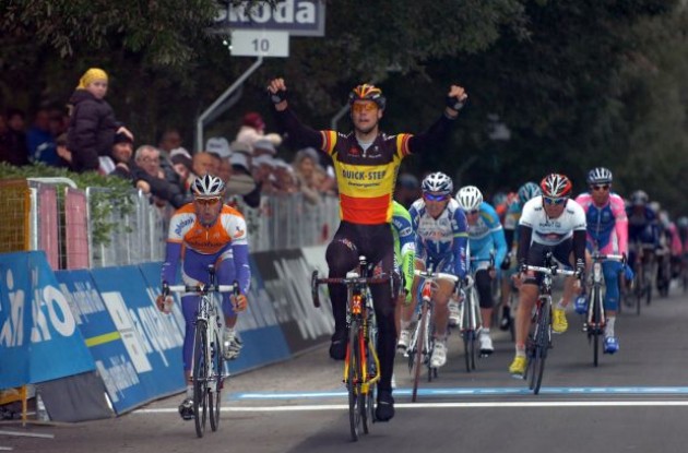 Tom Boonen wins! Photo copyright Fotoreporter Sirotti. Tom Boonen wins! Photo copyright Fotoreporter Sirotti.