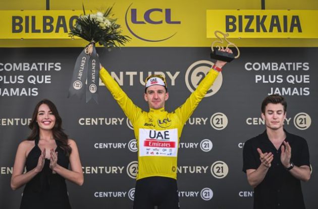 Adam Yates wears the yellow jersey on the podium as leader of Tour de France 2023