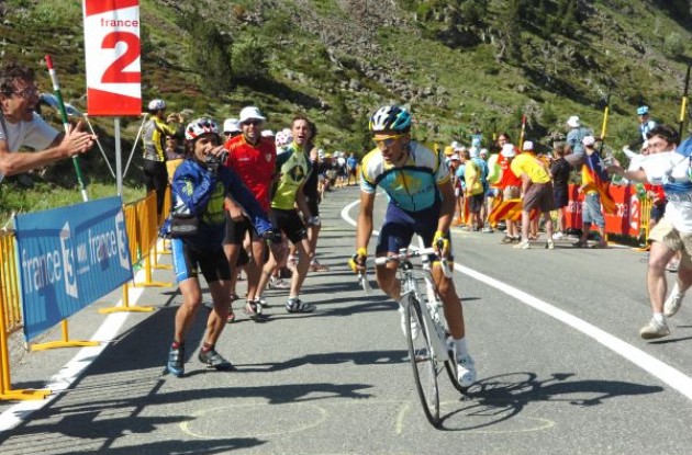 Alberto Contador escapes. Photo copyright Fotoreporter Sirotti.
