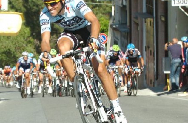 Oscar Gatto wins stage 8 of the Giro d'Italia 2011 ahead of Alberto Contador. Photo Fotoreporter Sirotti. Oscar Gatto wins stage 8 of the Giro d'Italia 2011 ahead of Alberto Contador. Photo Fotoreporter Sirotti.