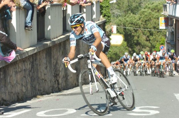 Alberto Contador sets out after the Italian. Photo Fotoreporter Sirotti.