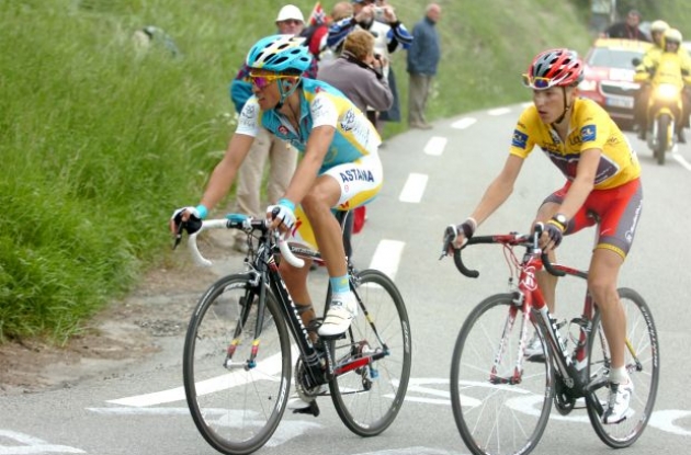 Alberto Contador and Janez Brajkovic climb. Photo copyright Fotoreporter Sirotti.