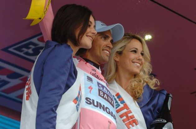 Alberto Contador is still pretty in pink - especially when flanked by these two hotties. Photo Fotoreporter Sirotti.