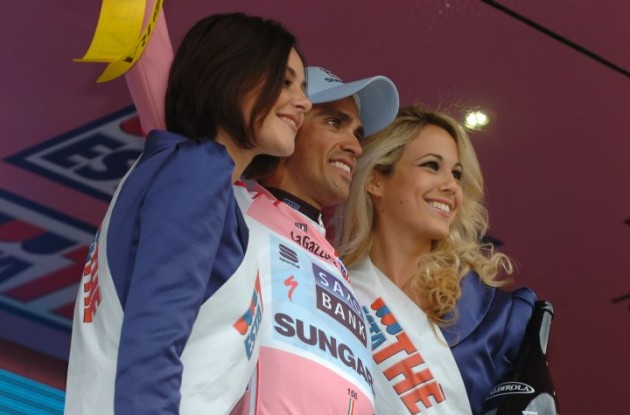 Alberto Contador is still pretty in pink - especially when flanked by these two hotties. Photo Fotoreporter Sirotti. Alberto Contador is still pretty in pink - especially when flanked by these two hotties. Photo Fotoreporter Sirotti.