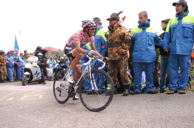 Alberto Contador suffers up the notorious Monte Zoncolan climb. Photo Fotoreporter Sirotti.