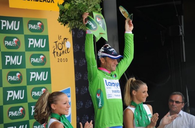 Alessandro Petacchi now leads the points competition and wears the green jersey. Photo copyright Fotoreporter Sirotti.