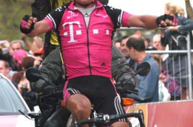 Vinokourov takes Amstel Gold 4 seconds ahead of chasers. Photo copyright Fotoreporter Sirotti.