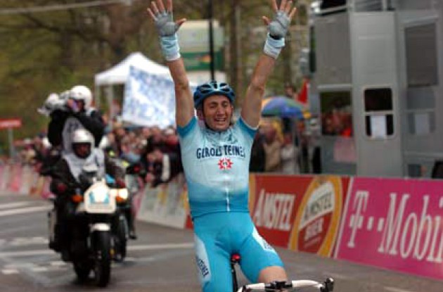 Davide Rebellin (Gerolsteiner) takes the win ahead of Michael Boogerd (Rabobank). Photo copyright Fotoreporter Sirotti. Davide Rebellin (Gerolsteiner) takes the win ahead of Michael Boogerd (Rabobank). Photo copyright Fotoreporter Sirotti.