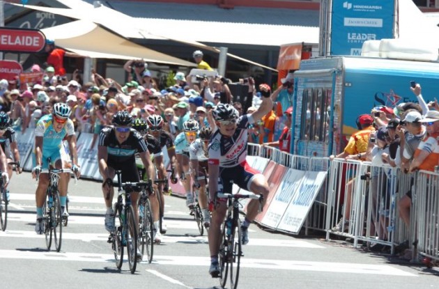 Andre Greipel beats Hutarovich and Boasson Hagen in today's finish line sprint. Photo Fotoreporter Sirotti. Andre Greipel beats Hutarovich and Boasson Hagen in today's finish line sprint. Photo Fotoreporter Sirotti.