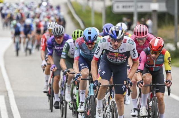 | Unipublic Cyclists attack during stage 16