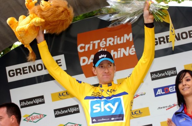 Bradley Wiggins (Team Sky Procycling) celebrates his yellow jersey on the podium. Photo Fotoreporter Sirotti.