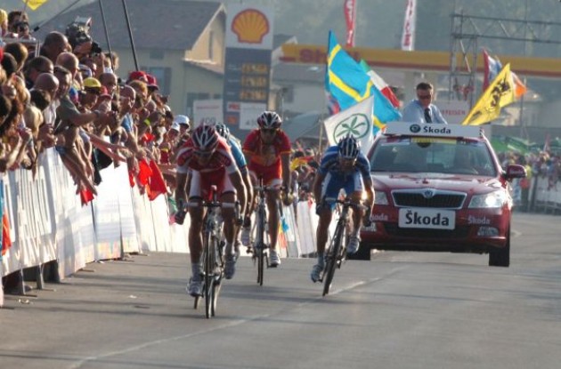 Breschel, Cunego and Valverde sprint. Photo copyright Fotoreporter Sirotti.