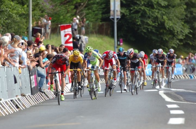 Cadel Evans leads the group of G.C. favorites in the final kilometers. Photo Fotoreporter Sirotti.