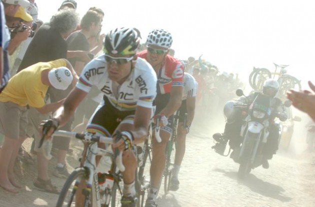 Cadel Evans and Thor Hushovd on the cobbles. Photo copyright Fotoreporter Sirotti.