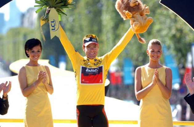 Proud, moved and well-deserved Tour de France champion Cadel Evans on the podium in Paris. Photo Fotoreporter Sirotti.
