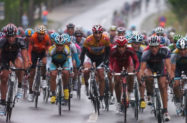 Cancellara, Vinokourov, Horner and co fight the rain. Photo copyright Fotoreporter Sirotti.