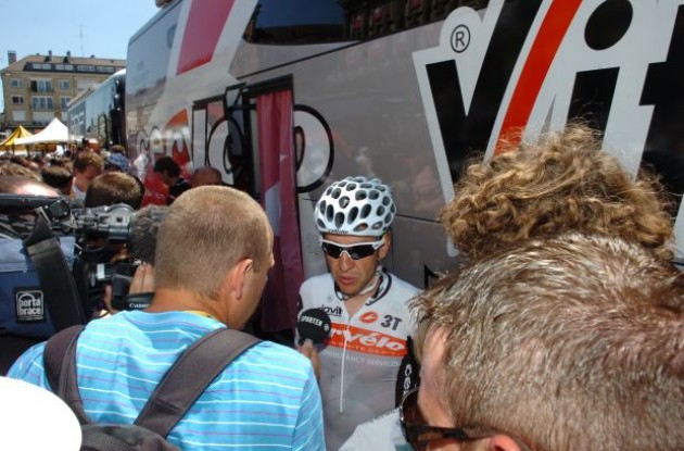 Cervelo TestTeam's Carlos Sastre is interviewed by reporters in the finish area. Photo copyright Fotoreporter Sirotti.