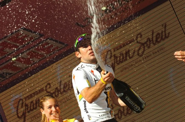 Mark Cavendish celebrates his Giro victory. Photo Fotoreporter Sirotti.