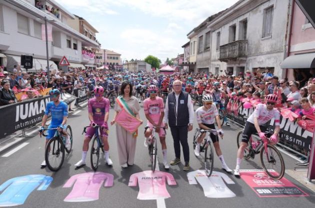 Classification leaders at the start line of stage 15