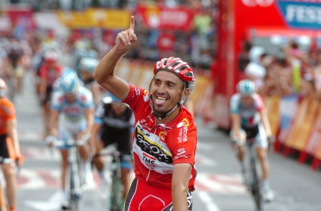 Cobo Acebo crosses the finish line and is ready to enjoy his Vuelta champion title. Photo Fotoreporter Sirotti. Cobo Acebo crosses the finish line and is ready to enjoy his Vuelta champion title. Photo Fotoreporter Sirotti.