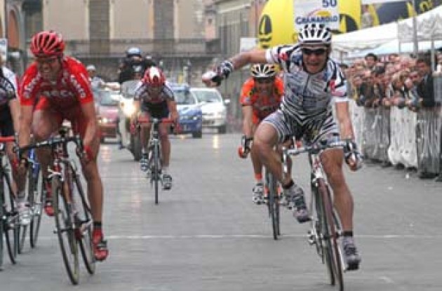 Kolobnev wins ahead of Celestino and Pellizzotti. Photo copyright Fotoreporter Sirotti. Kolobnev wins ahead of Celestino and Pellizzotti. Photo copyright Fotoreporter Sirotti.