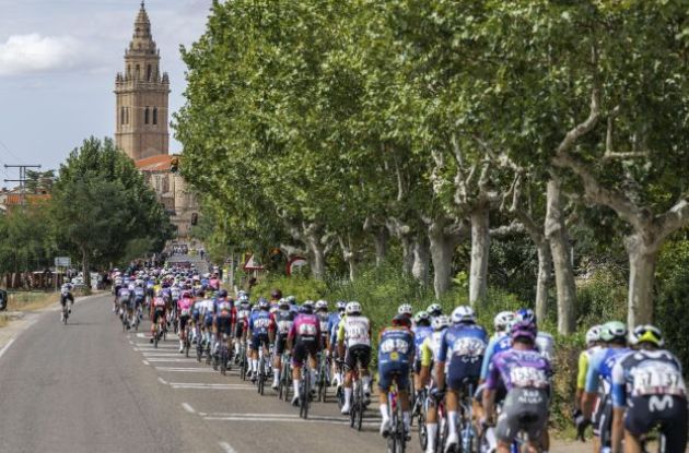 | Unipublic Cycling peloton with church in background