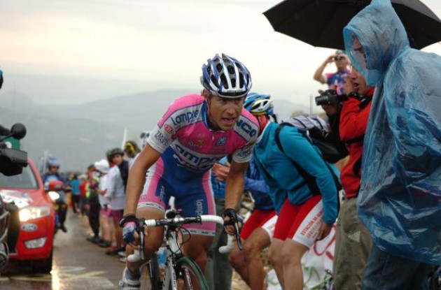 Cunego climbs. Photo copyright Fotoreporter Sirotti.