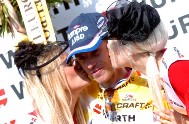 Damiano Cunego gets a sweet treat from the Swiss podium babes. Photo Fotoreporter Sirotti.