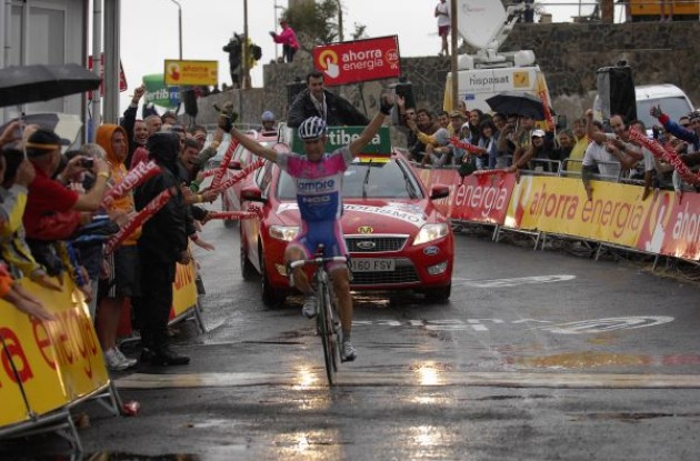 Damiano Cunego wins. Photo copyright Fotoreporter Sirotti.
