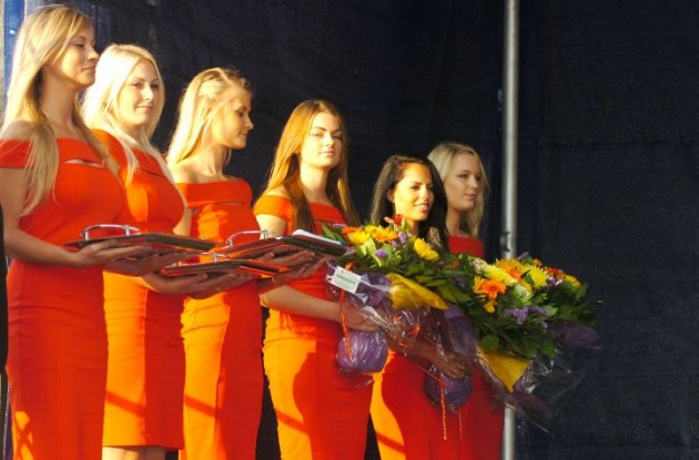 Danish podium babes stand by ready to assist the new world champions. Other races watch and learn! This is how podium girls are supposed to look! Photo Fotoreporter Sirotti.