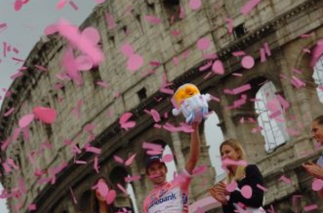 Denis Menchov on the podium in Rome. Photo copyright Fotoreporter Sirotti.