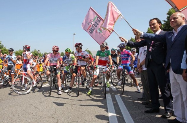 The departure in Alba. Photo copyright Fotoreporter Sirotti. The departure in Alba. Photo copyright Fotoreporter Sirotti.