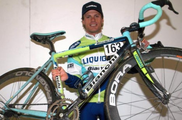 Close-up of Di Luca and the Bianchi FG that he assisted in the development of. The bike will likely be available to consumers in 2006. Photo copyright Roadcycling.com.