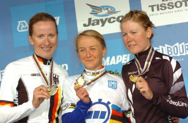 Emma Pooley, Judith Arndt and Linda Villumsen on the podium in Geelong. Photo Fotoreporter Sirotti.