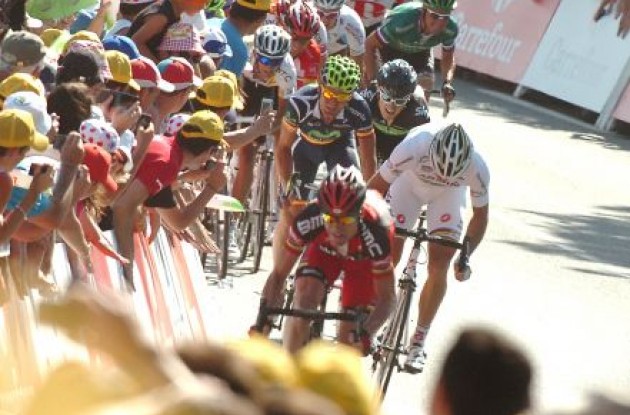 Cadel Evans and Thor Hushovd fight their way up the final hill. Photo Fotoreporter Sirotti.