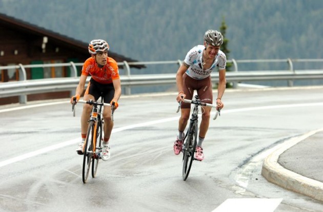 John Gadret and Mikel Nieve Ituralde climb. Photo Fotoreporter Sirotti. John Gadret and Mikel Nieve Ituralde climb. Photo Fotoreporter Sirotti.