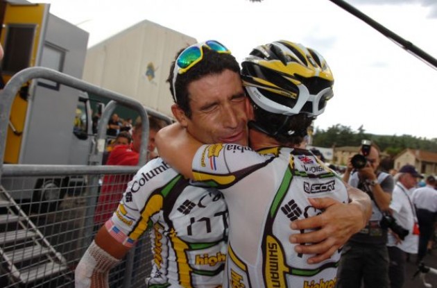 George Hincapie and Mark Cavendish. Huggie, huggie. Photo copyright Fotoreporter Sirotti. George Hincapie and Mark Cavendish. Huggie, huggie. Photo copyright Fotoreporter Sirotti.