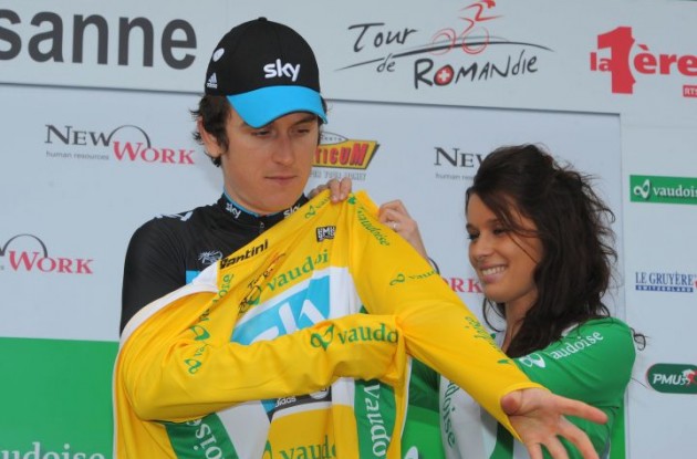 Geraint Thomas gets a sweet treat or two on the podium in Lausanne. Photo Fotoreporter Sirotti.