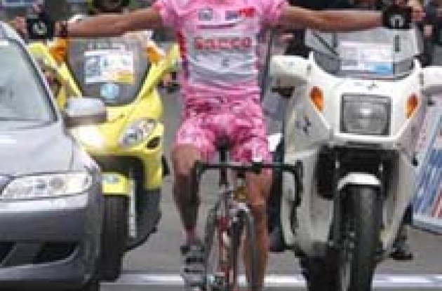 Gilberto Simoni. Can he win both the Giro d'Italia and the Tour de France? Photo copyright Fotoreporter Sirotti. Gilberto Simoni. Can he win both the Giro d'Italia and the Tour de France? Photo copyright Fotoreporter Sirotti.