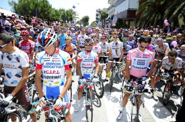 The Giro d'Italia peloton pays tribute to Wouter Weylandt.