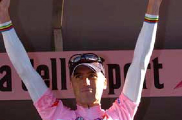 Pretty in pink - Brad McGee on the podium. Photo copyright Fotoreporter Sirotti.