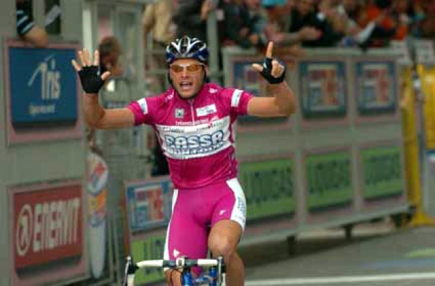 Petacchi takes his win # 7 in this year's Giro. Photo copyright Fotoreporter Sirotti.