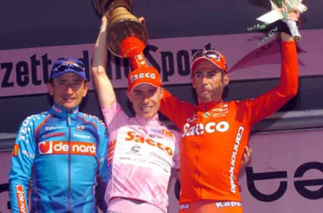The final top three on the podium. From left to right: Serguei Gonchar (2nd), Damiano Cunego (1st), and last year's Giro winner Gilberto Simoni (3rd). Photo copyright Fotoreporter Sirotti.
