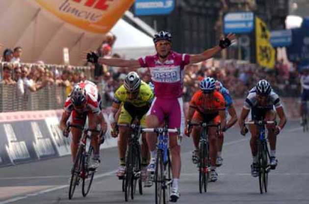Petacchi crosses the finish line in Milan taking his 9th victory in this year's Giro. Record books here I come! Will he and Cipollini compete in this year's Tour de France? Stay tuned to Roadcycling.com to find out! Photo copyright Fotoreporter Sirotti.