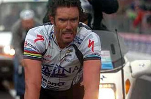 Cipollini crashed in the stage sprint and crossed the finish line with an injured foot and elbow. Photo copyright Fotoreporter Sirotti.