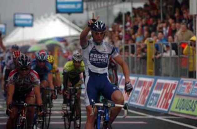 Petacchi takes his second win in this year's Giro d'Italia. Better get the other fingers ready Petacchi - you're going to need them! Photo copyright Fotoreporter Sirotti.