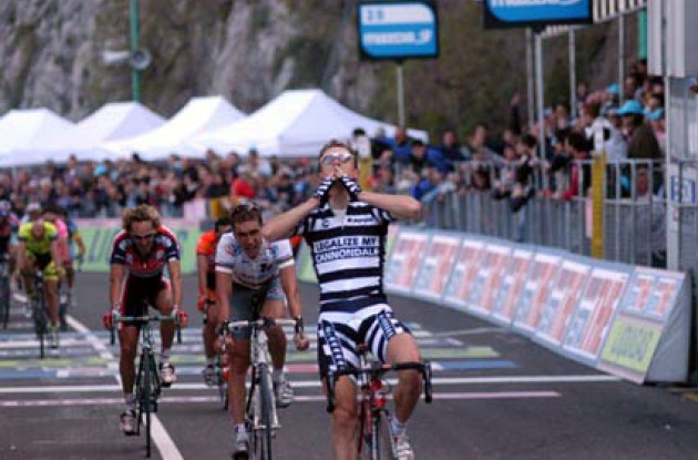 Damiano Cunego takes the win ahead of Brad McGee. Photo copyright Fotoreporter Sirotti.