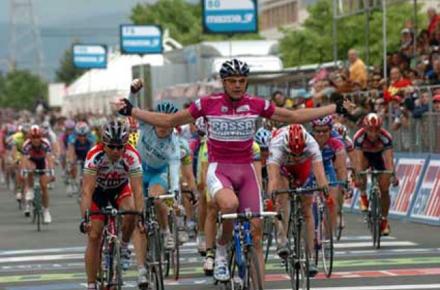 Petacchi takes his fourth win in this year's Giro - stay tuned to Roadcycling.com for more to come... Photo copyright Fotoreporter Sirotti.