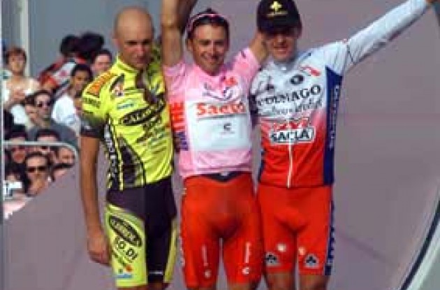 Simoni (M), Garzelli (L) and Popovych (R) on the podium. Yipee!!! Photo copyright Fotoreporter Sirotti.