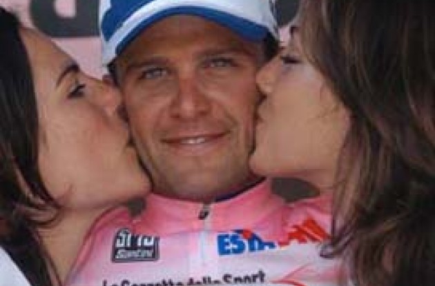 Sweeeeet! Petacchi with the podium girls of the day. Hey - how're you doing? Why don't you leave your name, and your number - and I'll get back to you. Photo copyright Fotoreporter Sirotti.
